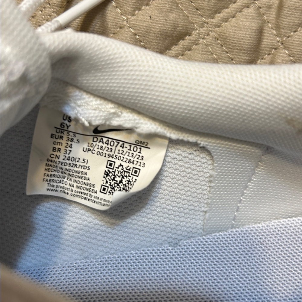 Nike Women’s Blazer Low ‘77 Jumbo White and Black Sneakers Y6 women’s 7.5 - Picture 5 of 5